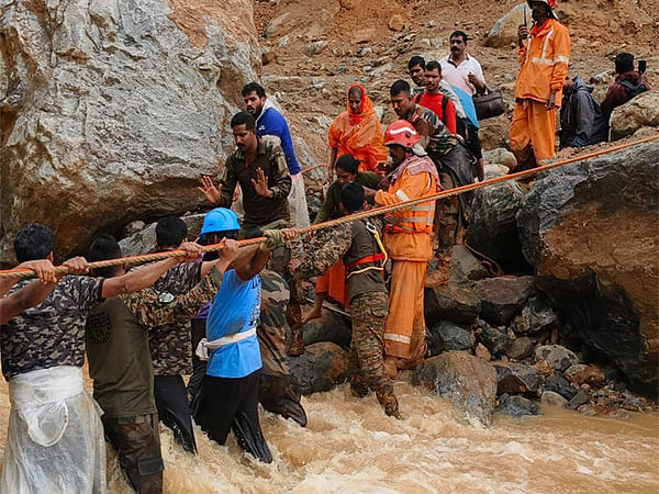 কেরালার ওয়েনাডে ভূমিধসের পর চলছে উদ্ধারকাজ। ৩১ জুলাই, ২০২৪